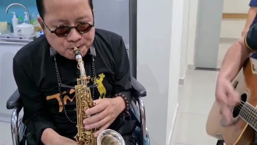 Trần Mạnh Tuấn tập thổi saxophone 