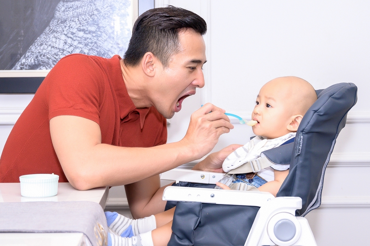 San sẻ việc chăm sóc con với người chồng để gia đình hạnh phúc hơn