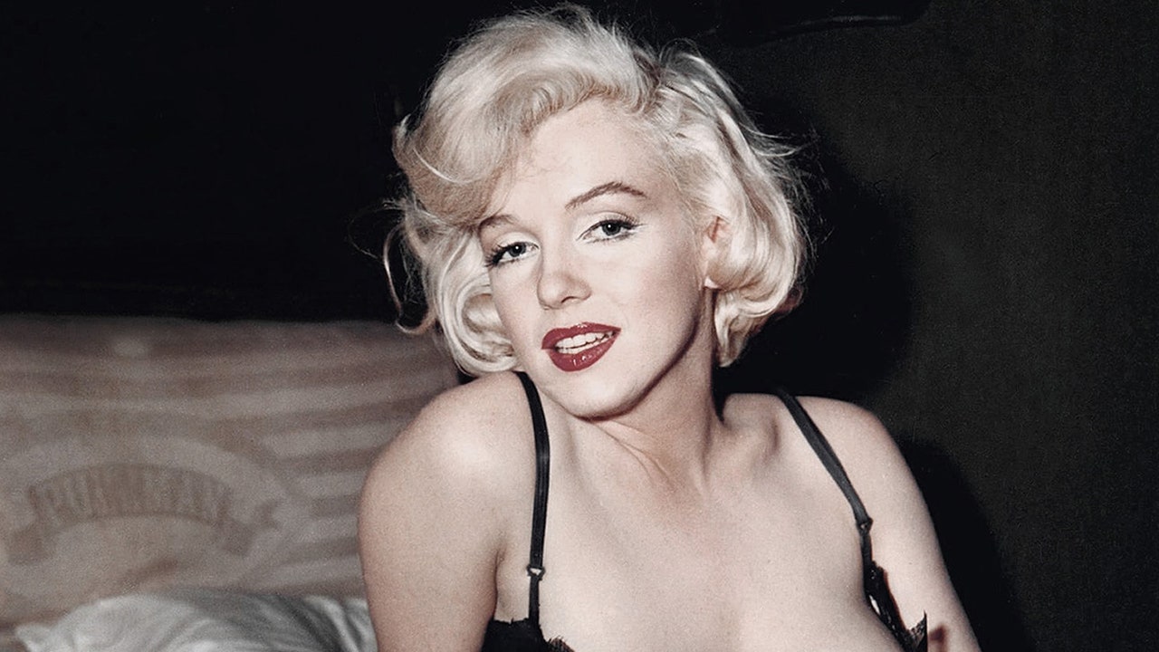Monroe thường bôi một lớp vaseline hoặc kem dưỡng da thật dày lên mặt