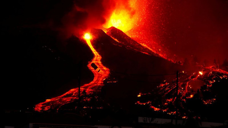 Núi lửa phun trào là hiện tượng các magma nằm sâu dưới lòng đất tuôn trào ra