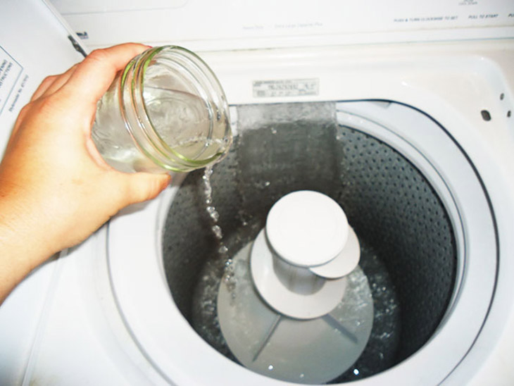 Dùng giấm ăn để làm sạch máy giặt