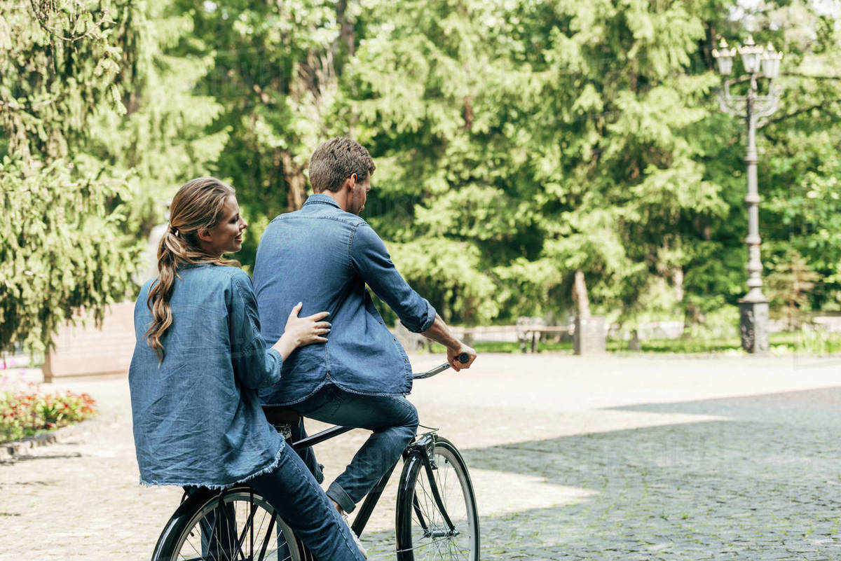 Sử dụng xe đạp để di chuyển cùng nhau để lưu giữ khoảnh khắc tuyệt đẹp
