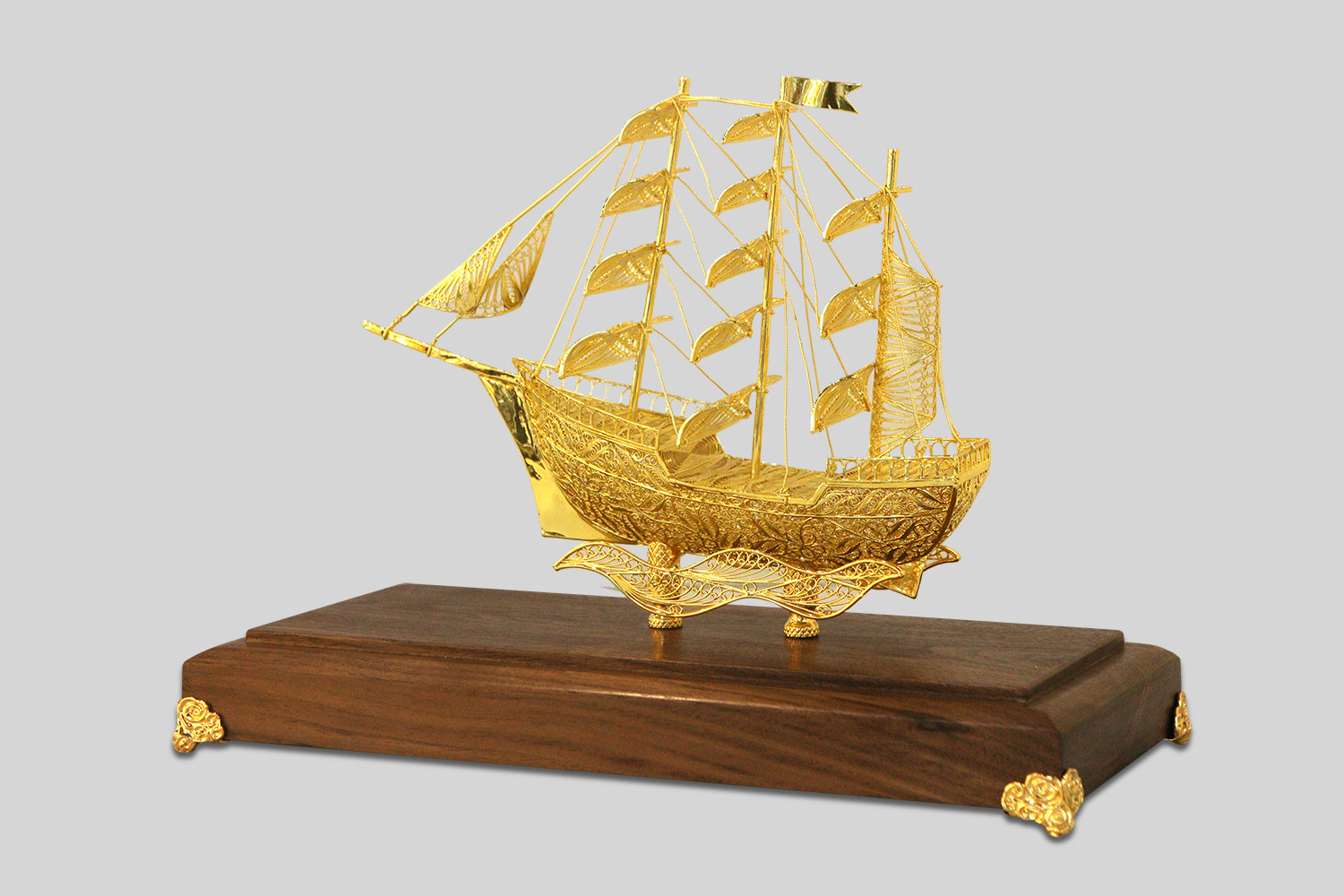 Vật phẩm thuyền buồm là biểu tượng mang lại nhiều giao dịch kinh doanh thành công