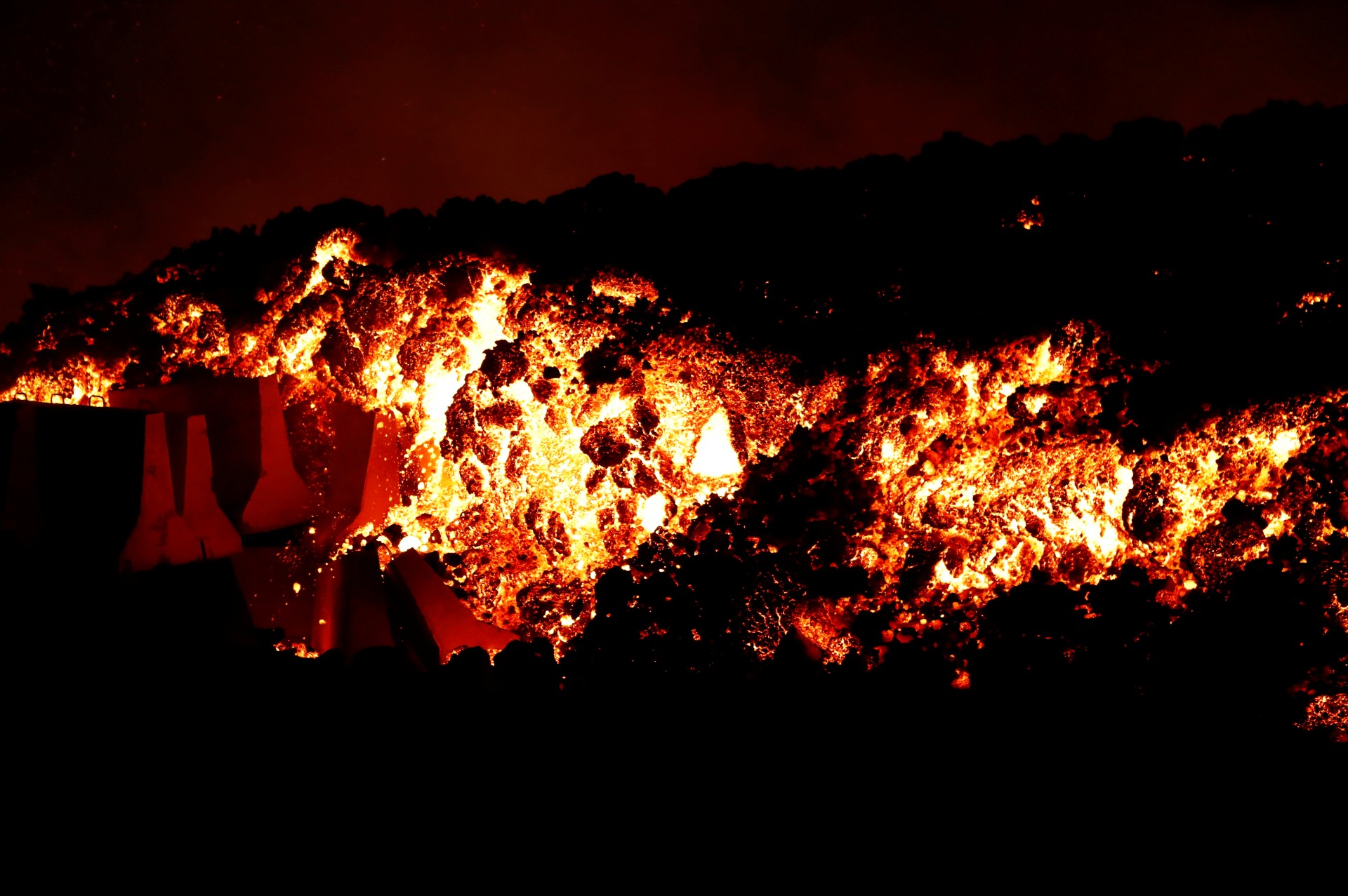 Dung nham từ núi lửa Cumbre Vieja hôm 22/10 đã phá hủy nhiều ngôi nhà