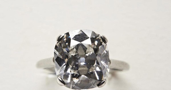 Người phụ nữ ngoài 70 tuổi ở Northumberland dọn nhà tìm thấy viên kim cương